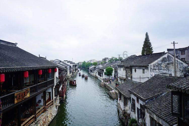 逃离废弃高校